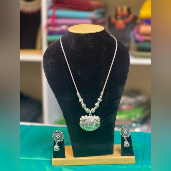 Hand crafted Necklace Set - Picture 5 of 10